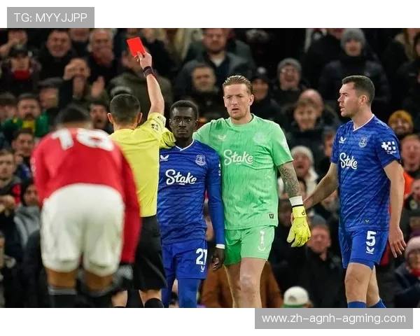 英超球员胸前佩戴的装置是什么？用途解析